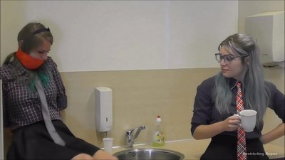 Tîrêj / girêdaye û devgirtî / jina di tengasiyê de