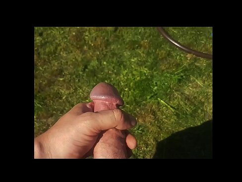 ❤️ Keçika germ di bexçeyek havînê de pisîka xwe ya pembe diqelişe û bi şuştinê dixe. ❤️❌ Porno li ku.shadbase-xxx.ru ❌️❤